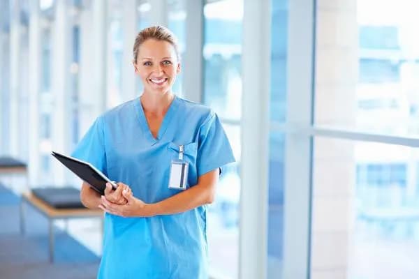 Ile trwa staż lekarski? Porównanie z stażem dentystycznym i umiejętnościami