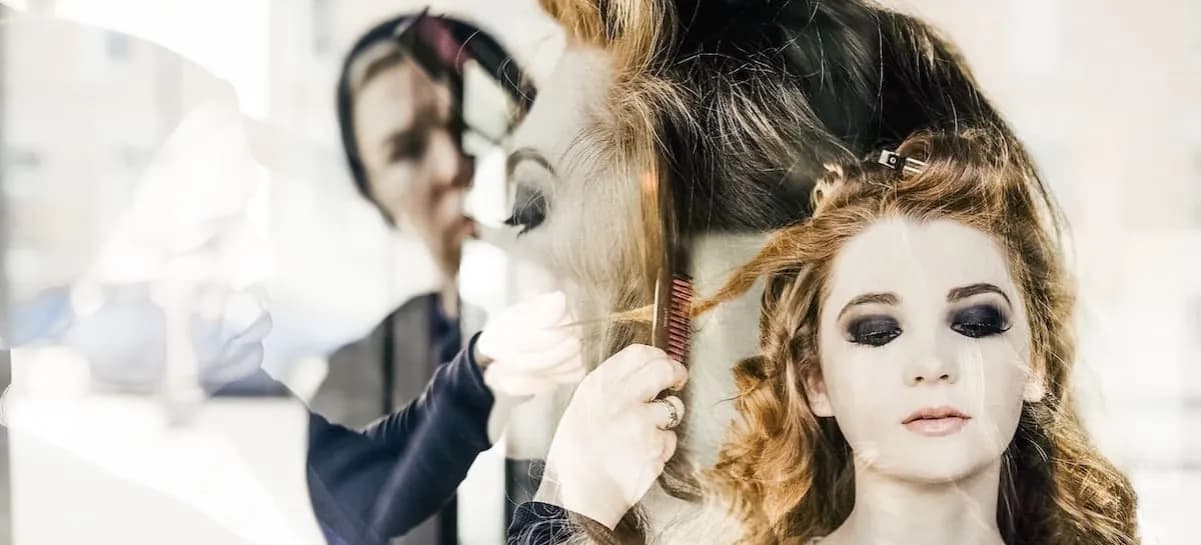 Staż fryzjerski na czym polega – kluczowe informacje i umiejętności